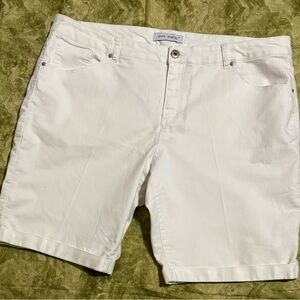 Women’s Pure Energy Bermuda shorts Crisp White Shorts